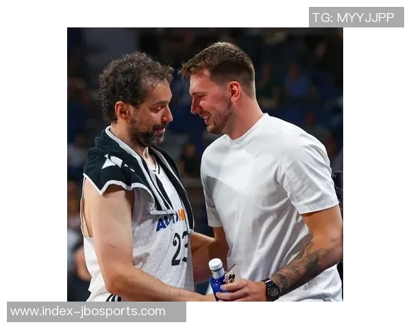 东契奇拒绝当众换球衣坚持保护小肚腩幽默回应引发球迷热议